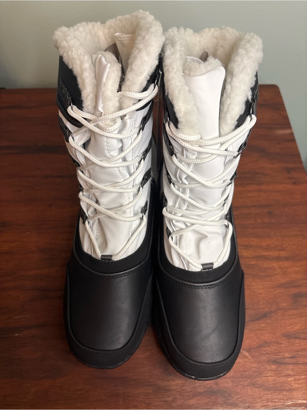 totes Women's Black & White Insulated Lace-Up Winter Boots 10 NWT